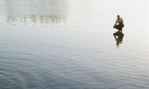 夢到在水裡走|周公解梦:梦见自己在水里走/梦见自己在水里走什么意思